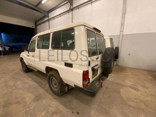 Toyota Land Cruiser (4x4) ·