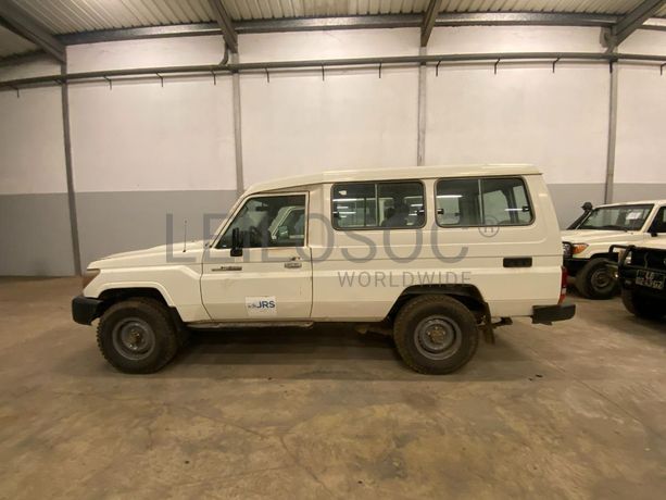 Toyota Land Cruiser (4x4) ·