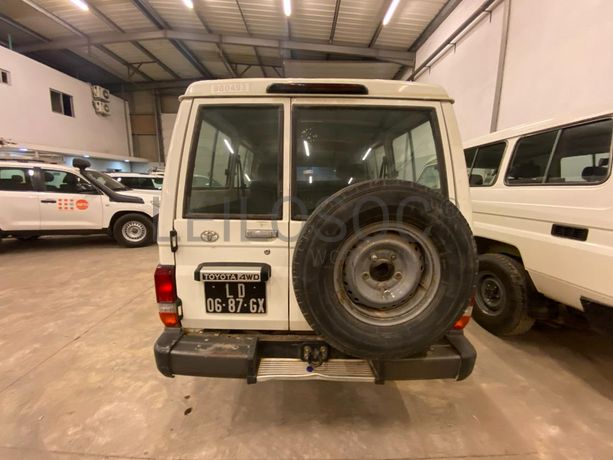 Toyota Land Cruiser (4x4) ·