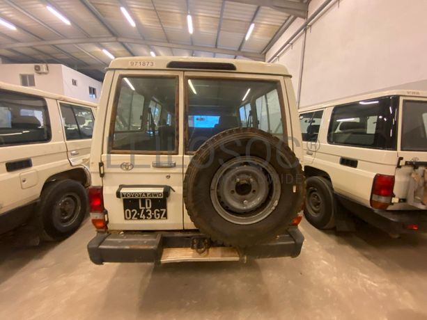 Toyota Land Cruiser (4x4) ·