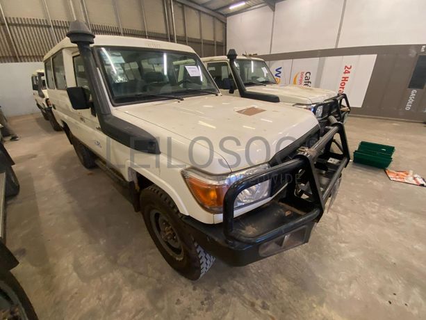 Toyota Land Cruiser (4x4) ·