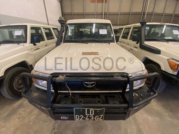 Toyota Land Cruiser (4x4) ·
