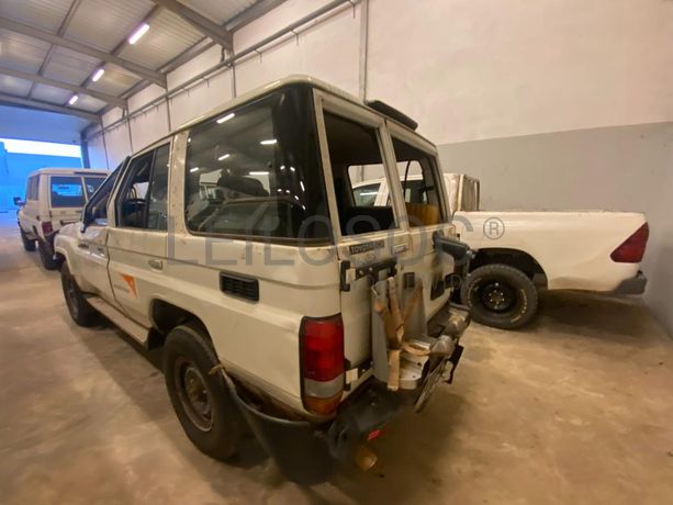 Toyota Land Cruiser (4x4) ·