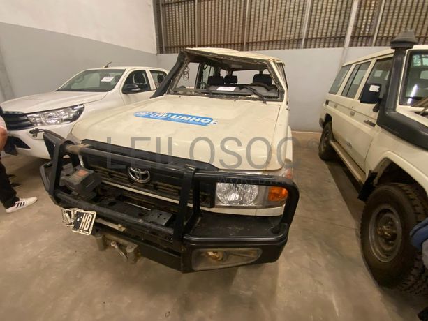Toyota Land Cruiser (4x4) ·