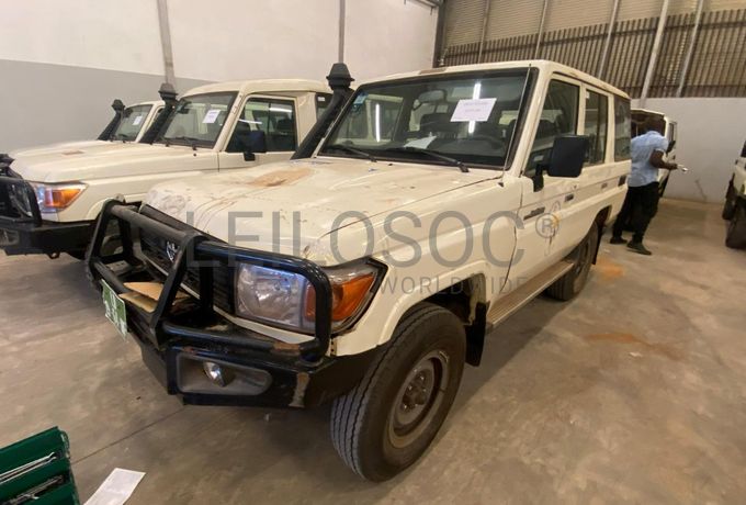 Toyota Land Cruiser (4x4) ·