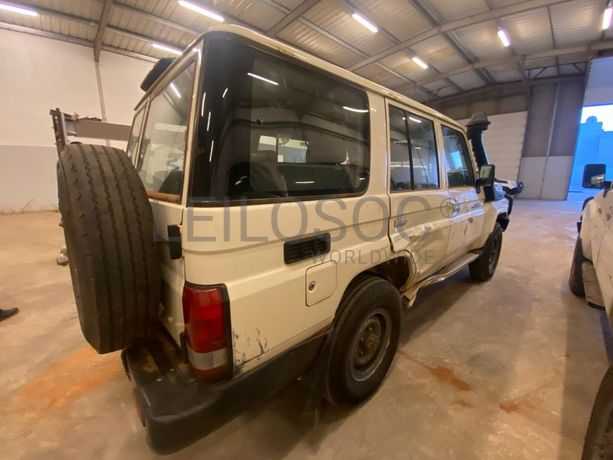 Toyota Land Cruiser (4x4) ·