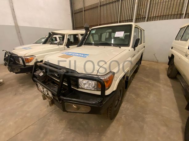 Toyota Land Cruiser (4x4) ·