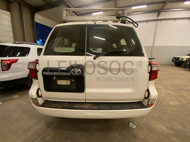 Veículo Toyota Land Cruiser ·