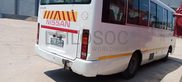 Autocarro Nissan Civilian ·