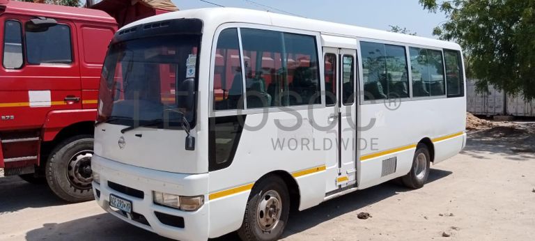 Autocarro Nissan Civilian ·