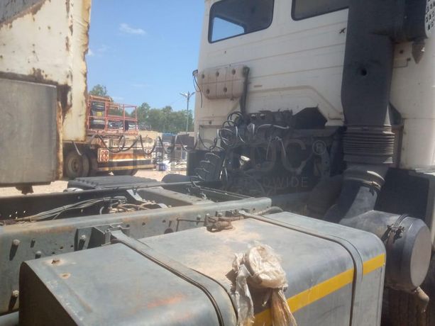 Camião com atrelado marca Beiben Truck ·