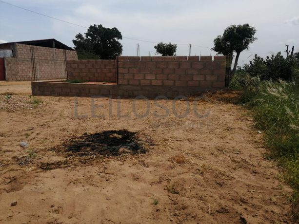 Casa T2 inacabada em terreno de 351m2 ·