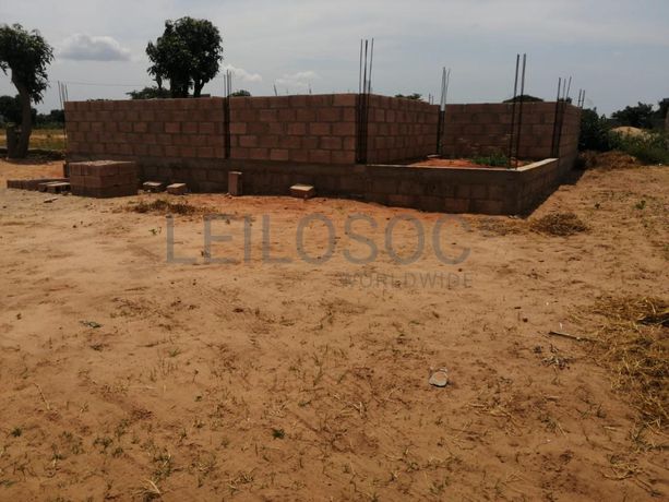 Casa T2 inacabada em terreno de 351m2 ·