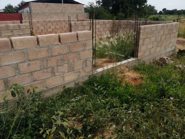 Casa T2 inacabada em terreno de 351m2 ·