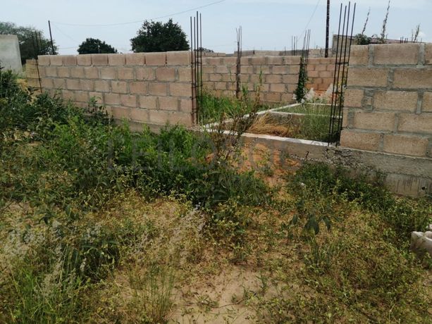 Casa T2 inacabada em terreno de 351m2 ·