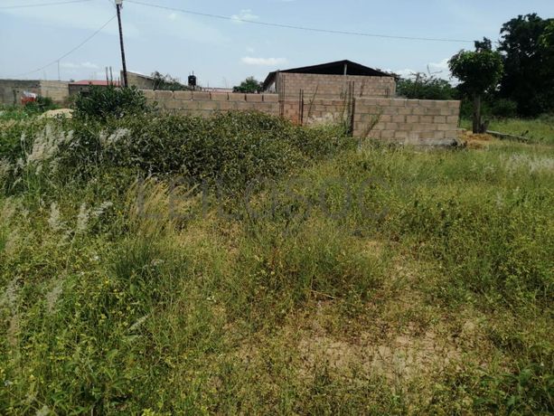 Casa T2 inacabada em terreno de 351m2 ·