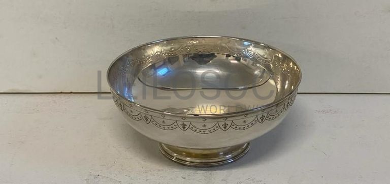 Taça com brasão e decoração