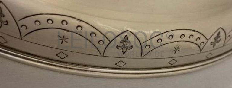 Taça com brasão e decoração