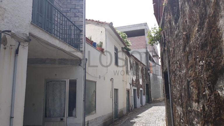 Moradia para restauro · Moimenta da Beira