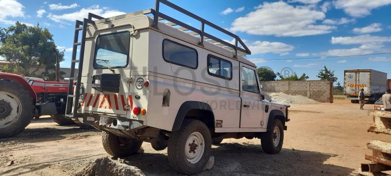 Land Rover Defender ·
