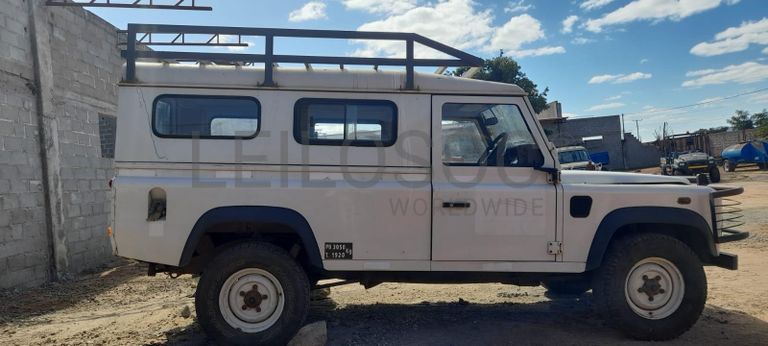 Land Rover Defender ·
