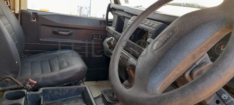 Land Rover Defender ·