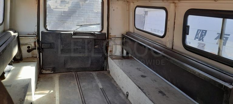 Land Rover Defender ·