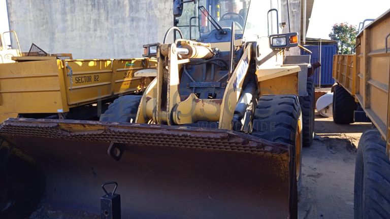 Escavadeira Komatsu WA200 ·