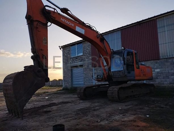 Escavadeira Hitachi ZX210LC ·