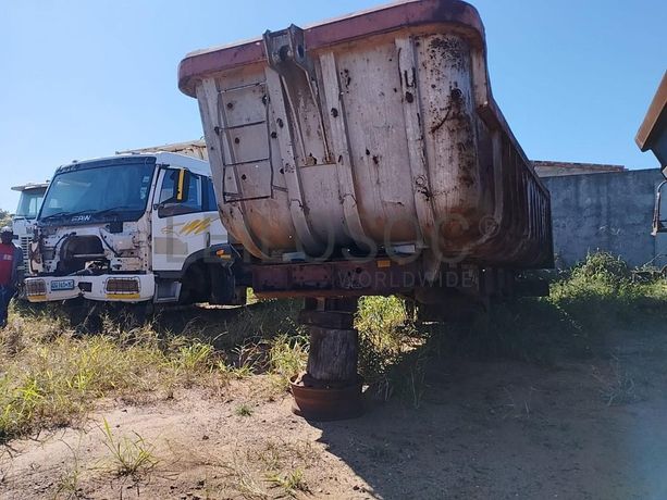 Atrelado basculante Henred Fruehauf ·