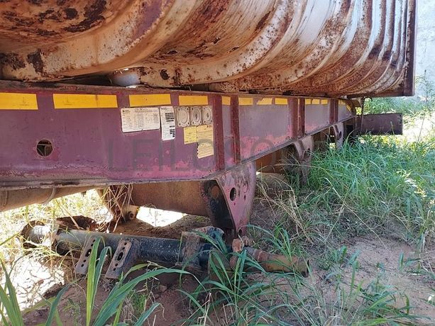 Atrelado basculante Henred Fruehauf ·