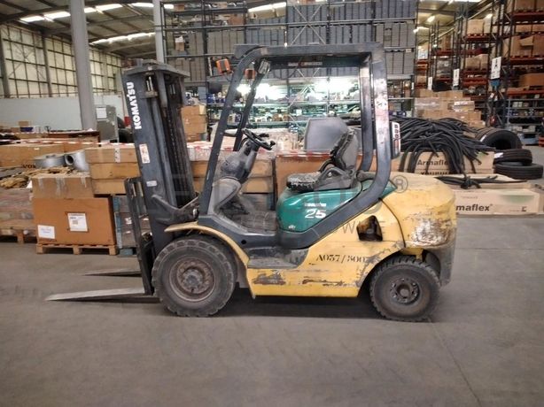 Empilhador KOMATSU FD25T-16 · Viana
