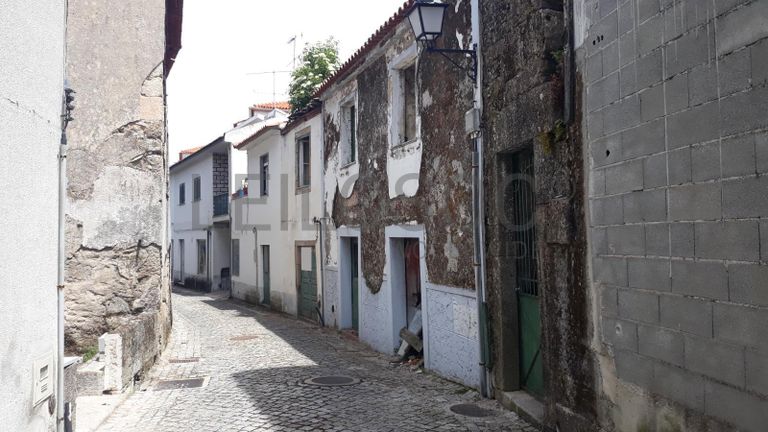 Moradia para restauro · Moimenta da Beira