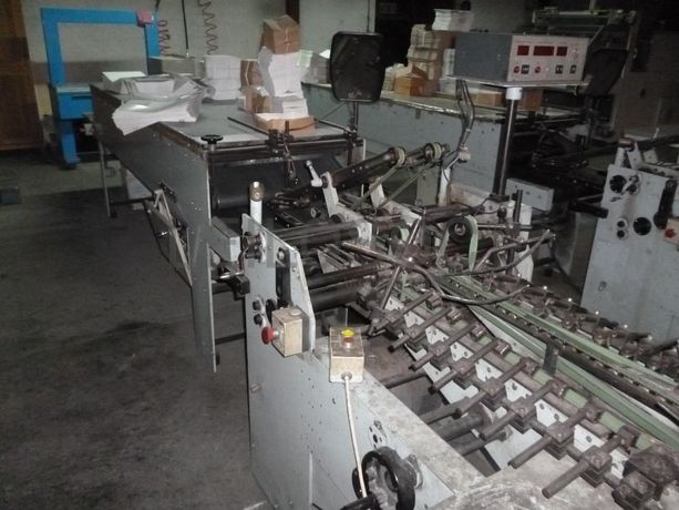 Máquina de colar caixas