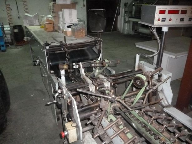 Máquina de colar caixas