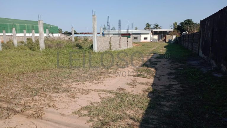 Infraestruturas em terreno com 7500m² ·