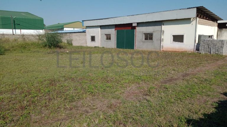 Infraestruturas em terreno com 7500m² ·