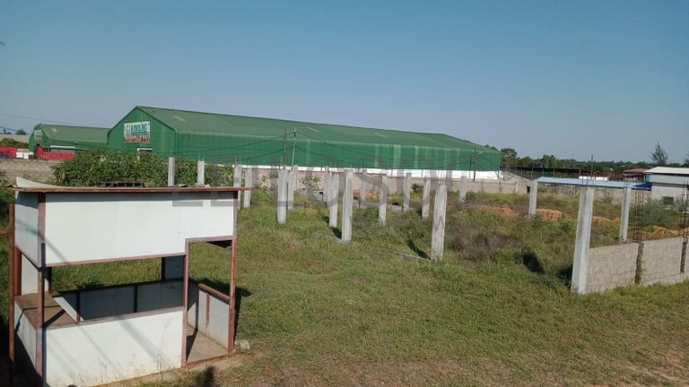 Infraestruturas em terreno com 7500m² ·