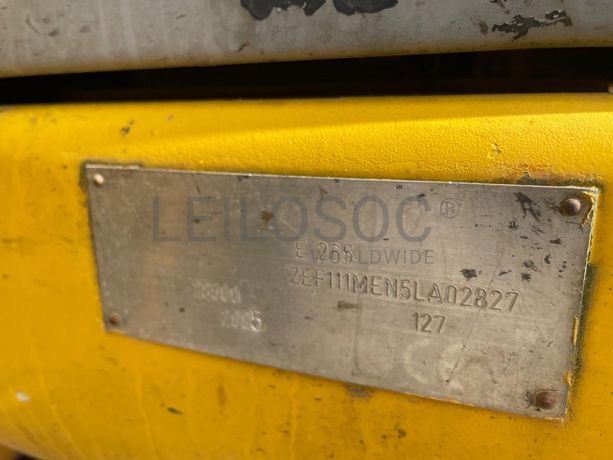 Escavadora de Rastos New Holland E265