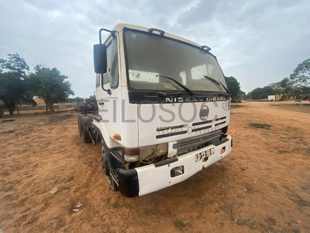 Camião NISSAN · Belas