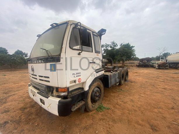 Camião NISSAN · Belas