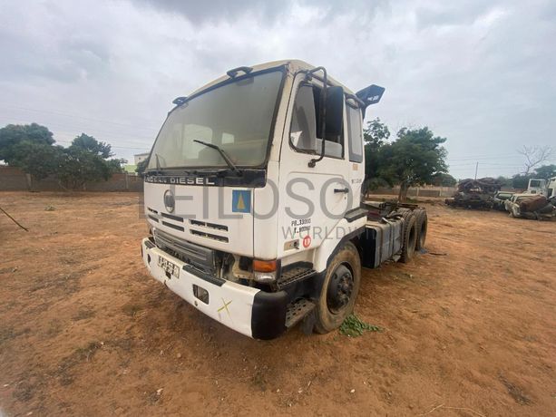 Camião NISSAN · Belas