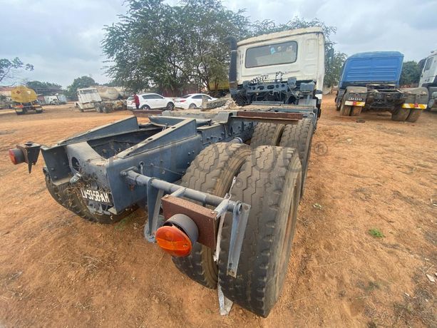 Camião NISSAN · Belas