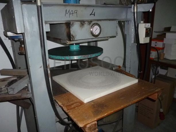 Máquina de moldar pratos