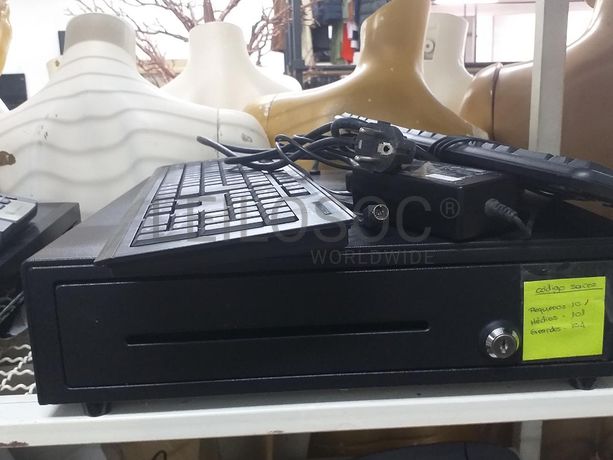 Mobiliário Expositor · Material Informático