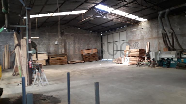 Armazém com logradouro · Leiria