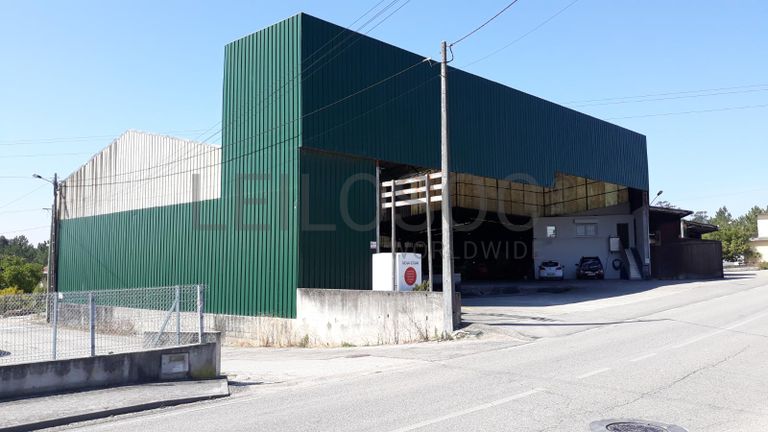 Armazém com logradouro · Leiria