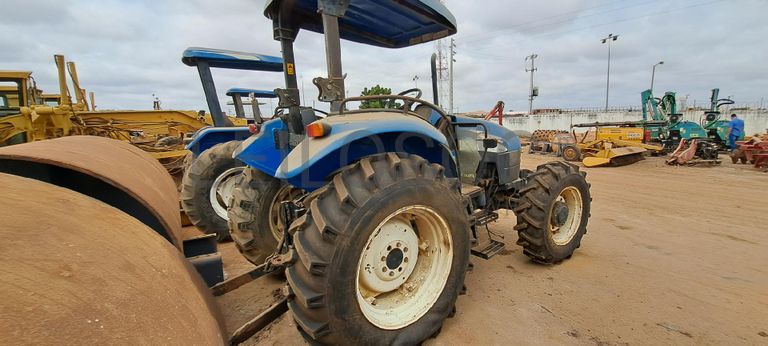 Trator agrícola NEW HOLLAND TD80 D · Viana