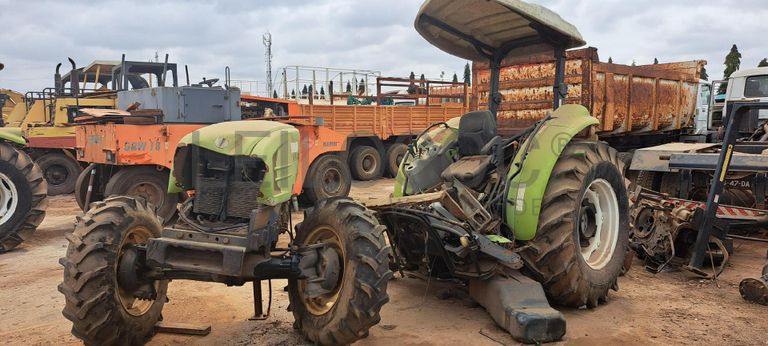 Trator agrícola CLAAS 230 · Viana