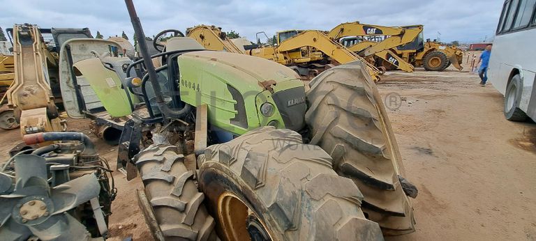 Trator agrícola CLAAS 230 · Viana